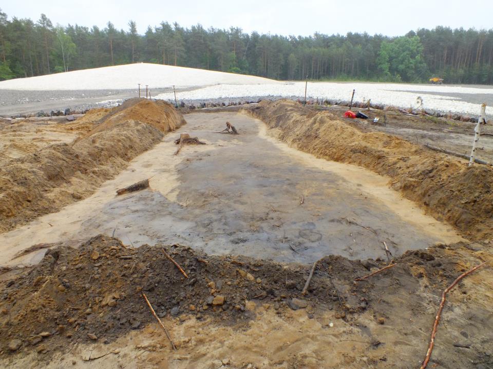 W związku ze stwierdzeniem występowania spalonych szczątków ludzkich tak na wschód, jak i na zachód od projektowanego przebiegu muru upamiętnienia, aktualne pozostaje systematyczne zebranie całości