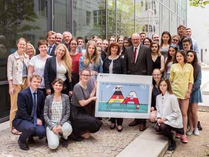 22 Das 25. Jubiläum des Deutsch-Polnischen Jugendwerks Grenzen und über den Umgang mit Flüchtlingen. Am 14. Juni wurden die Briefmarken auf der Jubiläumsfeier in Warschau vorgestellt.