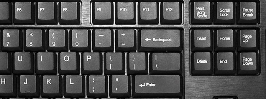 [14/28] Komputer od zera W prawym górnym rogu klawiatury alfa-numerycznej znajduje się klawisz z napisem Backspace (na niektórych klawiaturach klawisz ten oznaczony jest tylko strzałką ).
