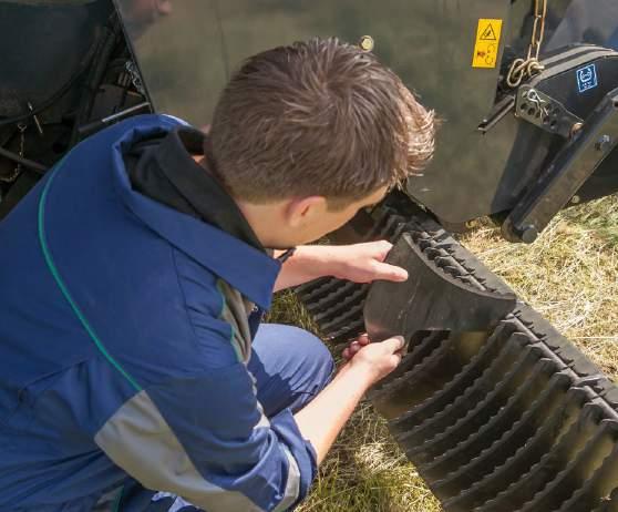 Duży rotor z zębami w kształcie liter V odbiera materiał bezpośrednio od palców podbieracza, docina go i równomiernie przekazuje do
