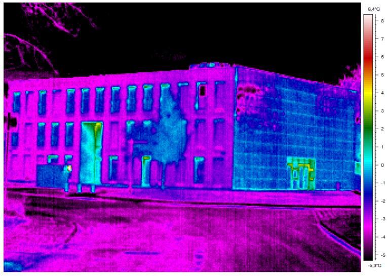 Zastosowane rozwiązania techniczne izolacja termiczna Zastosowane rozwiązania: Zwarta bryła (mniejszy ubytek ciepła), Oszklona elewacja południowa (maksymalne wykorzystanie promieni słonecznych),