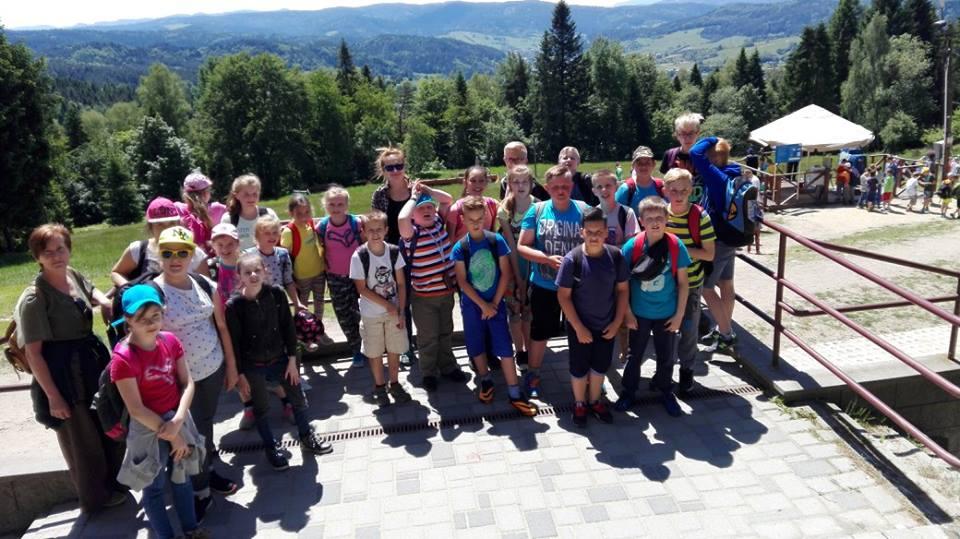 do Krynicy. Po wyjściu z autokaru uczniowie spacerowali Deptakiem, wokół którego podziwiali piękne kwiaty i budynki. Poznali historię malarza Nikifora, tzw.