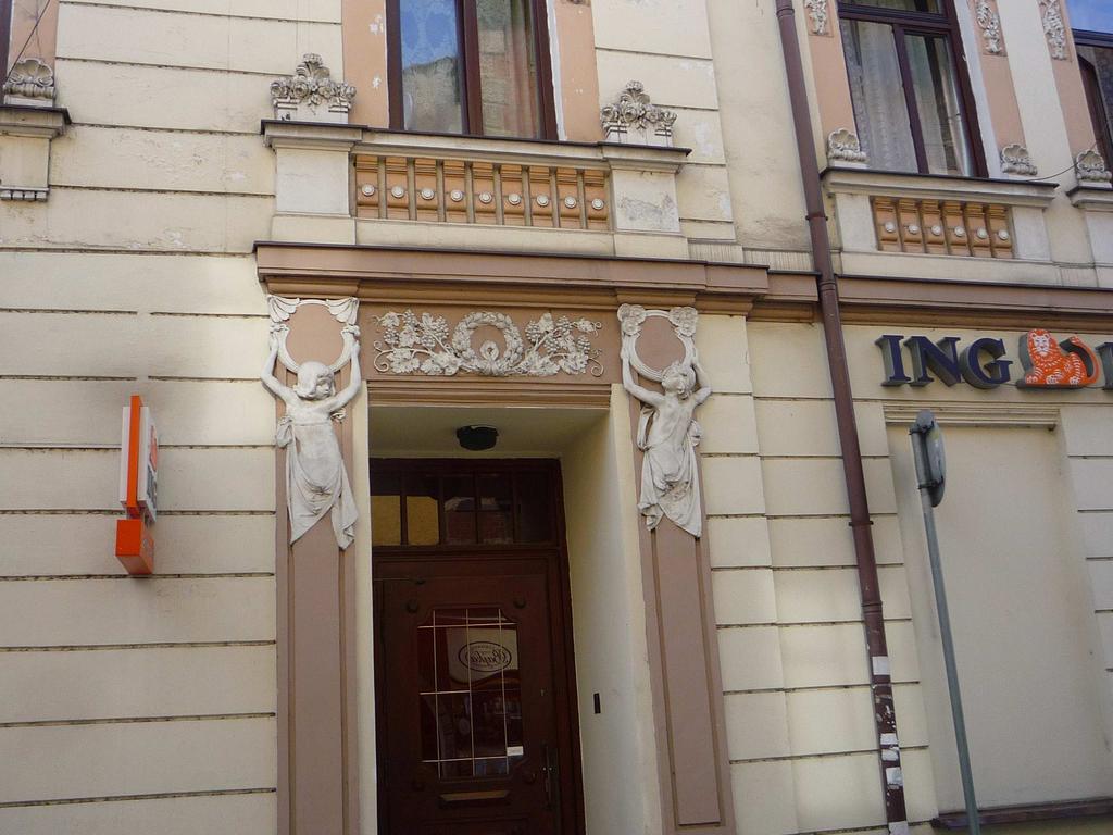 LOKALIZACJA, POCHODZENIE I OPIS BUDYNKU : Budynek zlokalizowany jest w północnej pierzei Rynku u wylotu ulicy Bielskiej.