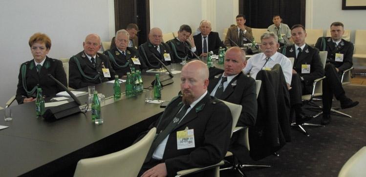 Uczestnicy konferencji: Paweł Jachimczak, Paweł Jenoch, Leszek Szewczyk (drugi i trzeci po prawej), Zdzisław Siewierski, Marek Rogoziński, Bogusław Drozd (drugi, trzeci i czwarty po lewej).