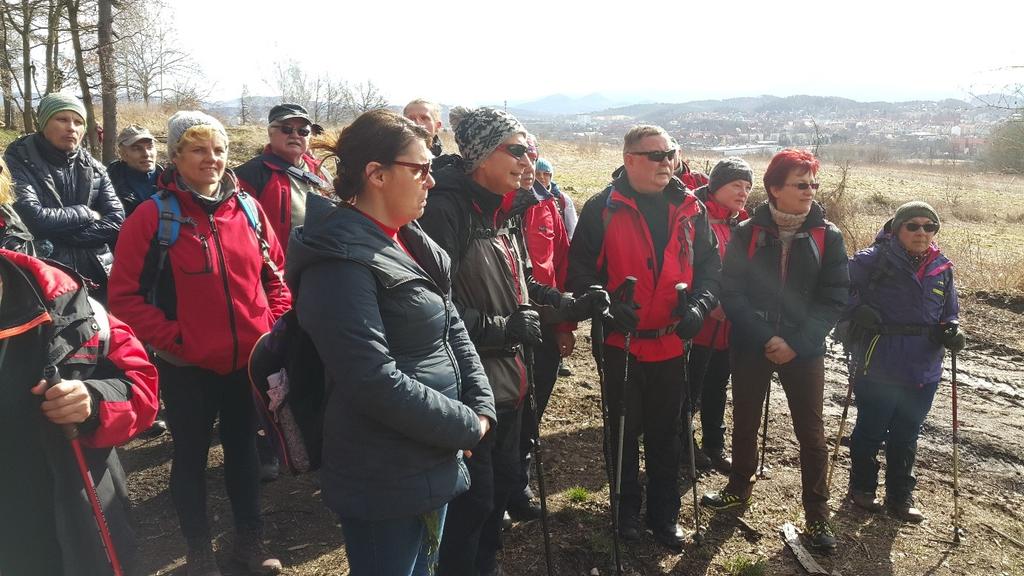 My po przejściu pod wiaduktem wdrapujemy się pod górę by drogą wiodącą wzdłuż torów kolejowych dotrzeć do Złotego Widoku, miejsca, w którym każdy bez wyjątku musi przystanąć by napatrzeć się na