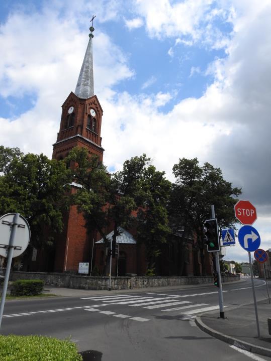 Dzisiejsza zabudowa rynku pochodzi z połowy XIX wieku. Są to domy parterowe i piętrowe, niektóre z dachami naczółkowymi, obecnie pozbawione cech stylowych. kościół par. p.w. św.