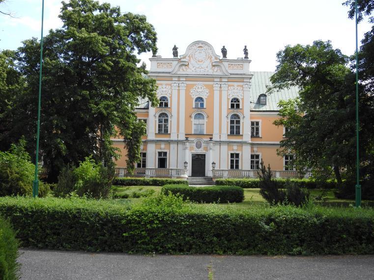 W dobrze utrzymanym parku krajobrazowym z XVIII w. pomniki przyrody. W 1709 r. został spalony, w latach 1729 1739 zrekonstruowany i gruntownie rozbudowany, a w latach następnych gruntownie odnowiony.