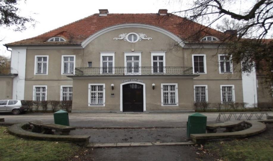 Budowla w obecnym kształcie powstała w 1782 roku i posiada wieżę z XIX wieku. Fundatorem obecnej świątyni był Feliks Szołdrski. Kościół wzniesiono w stylu barokowoklasycystycznym.