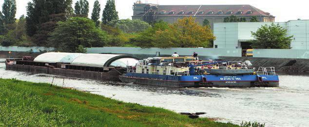 318 downi Drugim Na rys. 1 przedstawiono widok Rys. 1. Transport generatorów na Odrze Statki typu RO- tego typu to lokalnych -RO.