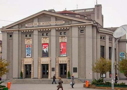 inauguracji w Paryżu w 1957 roku Teatru Narodów festiwalu, na którym spotkały się zespoły z obu stron żelaznej kurtyny.