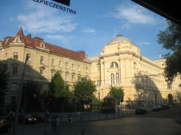 Wyjeżdżając ze Lwowa, ukradkiem ocierałam łzę, cichutko podśpiewując piosnkę Hemara "Tyle jest miast": "Muzyka gra, żal w sercu łka... Chcesz szczęśliwym być - wróć do Lwowa!