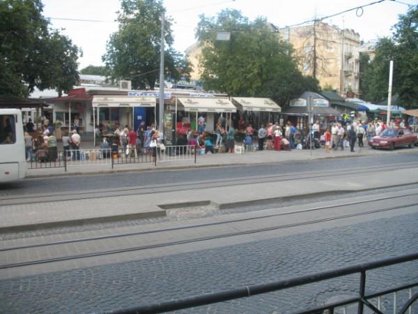 kwitnie handel uliczny - cebula, czosnek,