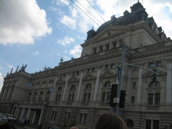 Druga część wycieczki rozegrała się w centrum Lwowa. Po obiedzie, suto zakrapianym kwasem chlebowym, poszliśmy w stronę gmachu opery.