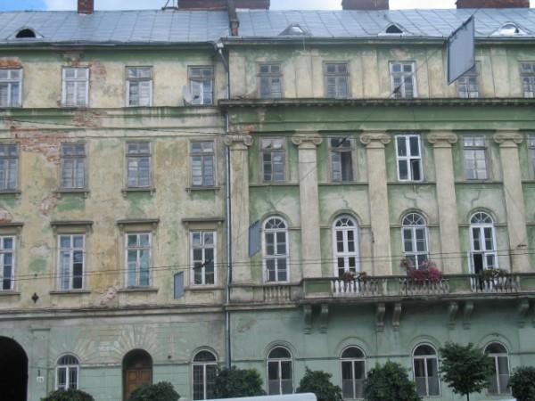 W środku opery powiało przepychem.