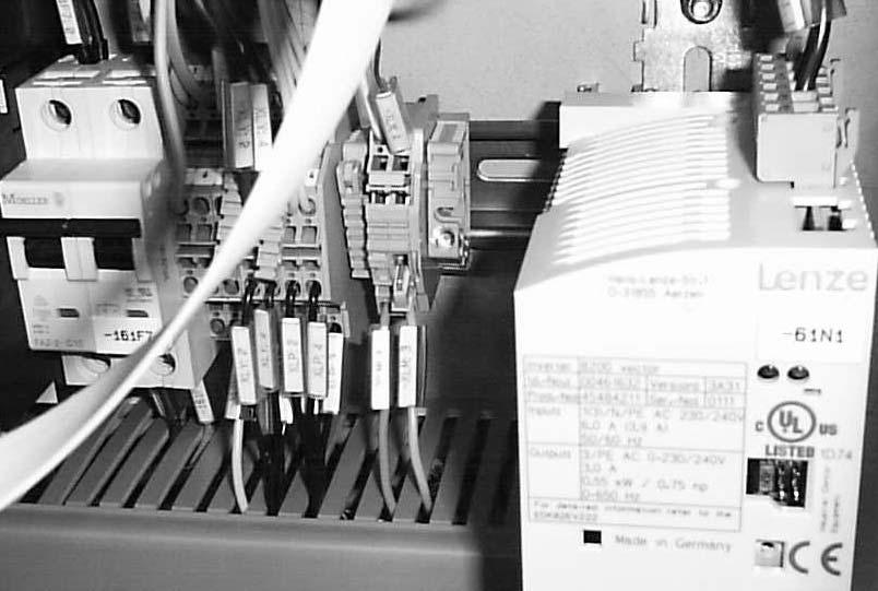 Instalacja 3-9 Nastawianie prêdkoœci i wydajnoœci OSTRZEENIE: Przed otwarciem szafki elektrycznej od³¹cz zasilanie elektryczne. Prêdkoœæ jest regulowana w szafce elektrycznej w bloku zacisków (1 i 2).