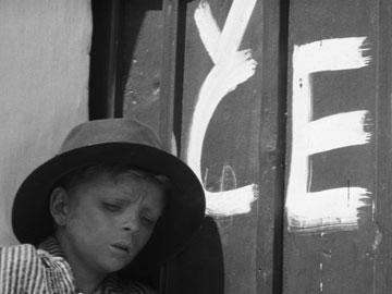 Nagrody: Nagroda główna na festiwalu w argentyńskim Mar del Plata Wiosna 1945 roku, mała wieś na Morawach. Olin to 12-letni outsider, który nie znajduje wspólnego języka z rówieśnikami.