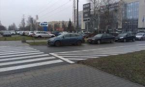Romera w Puławską tak parkują pracownicy/klienci Ursynów Business Park. Parkujący samochód zasłania przejście dla pieszych (z prawej), a jadący ul.
