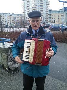 sobie, że gra na akordeonie dopiero 15 lat.
