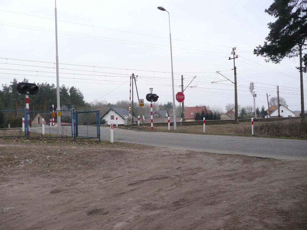 4. Opis stanu niejącego Przejazd w Grzdzicach- km 178,013 Modernizowany przejazd kategorii B zlokalizowany w ciągu drogi gminnej nr 490015Z.