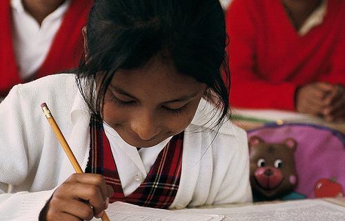 Przykład: Progresa Warunkowy przelew pieniężny Państwowy program przeciwdziałania ubóstwu w Meksyku Przelewy pieniężne warunkowane obecnością w szkole i ośrodkach
