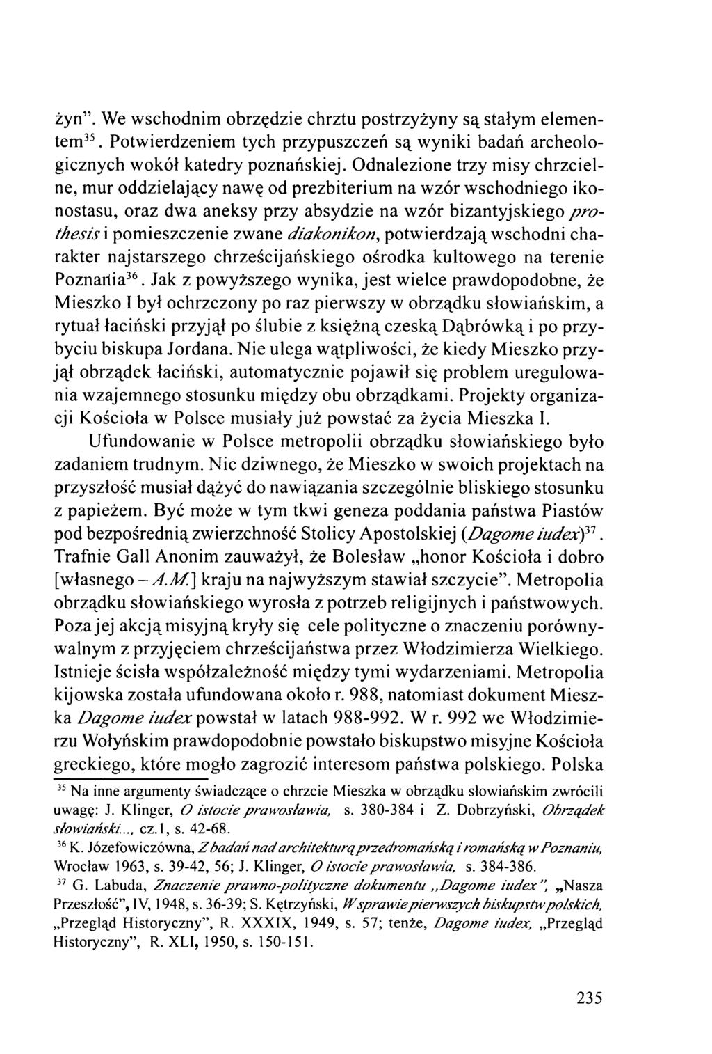 żyn. We wschodnim obrzędzie chrztu postrzyżyny są stałym elementem35. Potwierdzeniem tych przypuszczeń są wyniki badań archeologicznych wokół katedry poznańskiej.