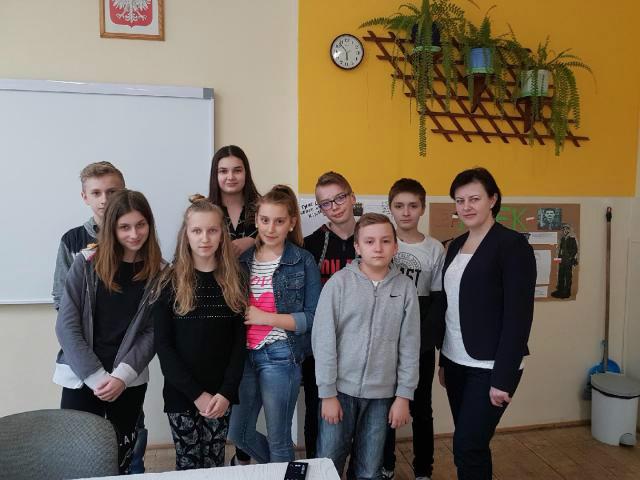 Beata Stachnik, pracownica Filii Gminnej Publicznej Biblioteki w Dąbrowicy. Pani Beata poprowadziła spotkanie z uczniami klasy szóstej.