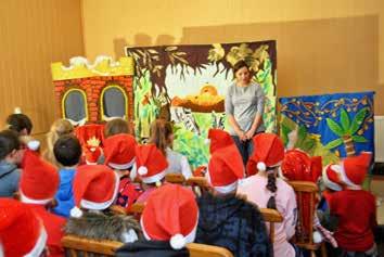 Jedna z nich, mówi, że 6 grudnia wczesnym rankiem, kiedy jeszcze wszystkie dzieci śpią, Święty Mikołaj zagląda przez szybkę