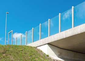 W porównaniu z tradycyjnymi materiałami jak beton CRYLON Sound Barrier Wall (SBW) punktuje znacznie mniejszą masą i tym samym możliwością uproszczenia konstrukcji takiego ekranu.