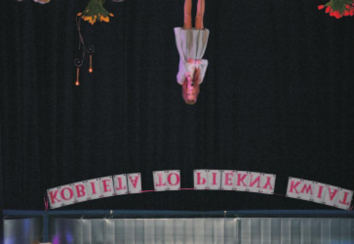 Po nabo- żeństwie Orszak wyruszył w kierunku Centrum Kultury. Po drodze odegrano scenkę jasełkową na dworze Heroda. Każ- dy z uczestników otrzymał śpiewnik, pla- kietkę oraz orszakową koronę.