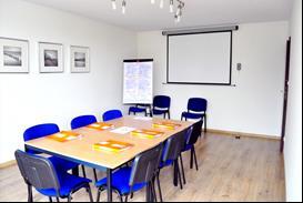 7 WARUNKI ORGANIZACYJNE Czas trwania szkolenia: 2 dni szkoleniowe ( 2 x 8 x 45 minut + przerwy) Harmonogram: 09.00-10.30 zajęcia 10.30-10.45 przerwa kawowa 10.45-12:15 zajęcia 12.15-12.