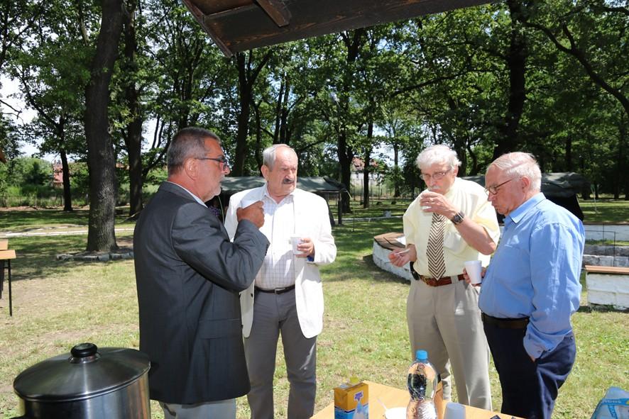 Pamiątki te chcemy zgromadzić w izbie pamięci szkoły, która przed laty powstała w jednym z bloków koszarowych, na terenie naszej byłej