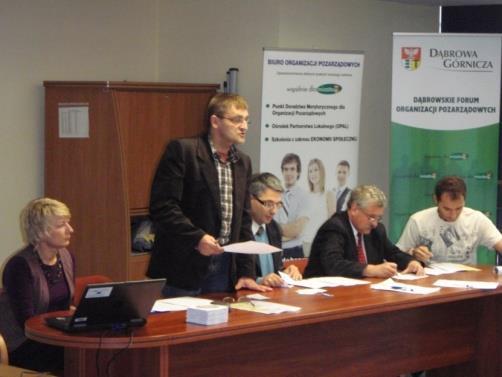 DĄBROWSKIE FORUM ORGANIZACJI POZARZĄDOWYCH Jest dobrowolnym i apolitycznym porozumieniem autonomicznych oraz równoprawnych 85 organizacji pozarządowych.