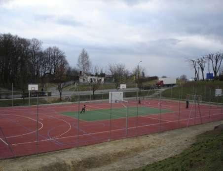 Boiska w gminie Gostyń Wielofunkcyjne boisko sportowe ogólnie dostępne dla dzieci i młodzieży w Gostyniu, ul. Leszczyńska Wymiary: 26 x 44 m Koszt całkowity: 361.636,89 złotych Środki własne: 187.