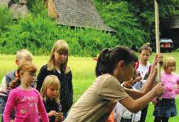 MOJA SPÓŁDZIELNIA 8/2010 13 Miejscem, wokół którego skupiała się zabawa, była scena, z której Bogdan Wantuła dyrygował całą imprezą, ale nie tylko on.