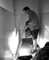 MOJA SPÓŁDZIELNIA 8/2010 7 Dezynfekcja zsypów os. Tuwima. Teraz przez jakiś czas będą pachnące. gów 1-4. W ostatnim miesiącu wykonano również kapitalny remont dachu przy ul.