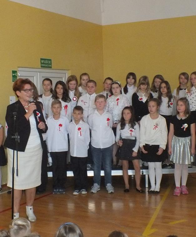 wysłuchały opowiadania o pani Jesieni i z łatwością potrafiły odpowiadać na pytania Świetnie też poradziły sobie z rozpoznawaniem warzyw i owoców z zawiązanymi oczami, jedynie dotykiem Święto Komisji