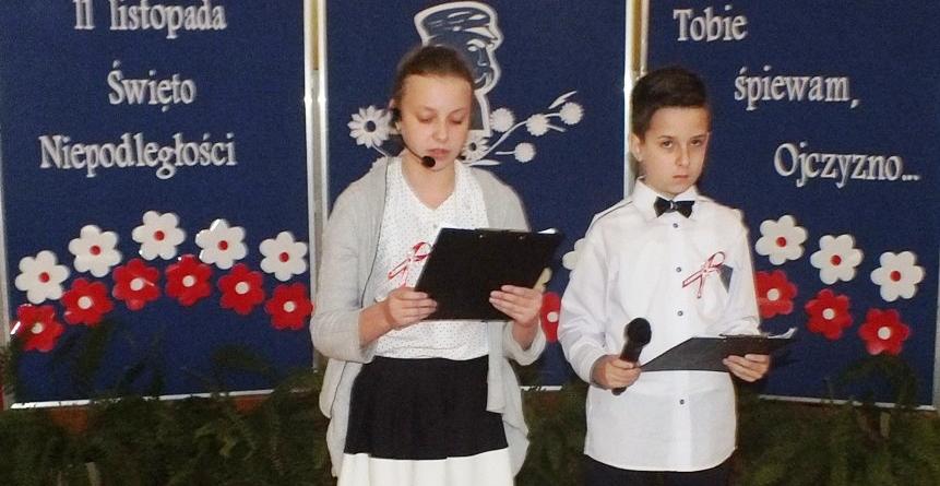 ten dzień przygotowany program artystyczny Na program zatytułowany Za uśmiech, za trud, za serce złożyły się wiersze, piosenki, i układy taneczne Żartobliwe i wesołe utwory przeplatane były