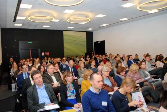 Jak co roku Konferencja skupiła przedstawicieli środowisk zawodowych związanych z prowadzeniem i użytkowaniem ksiąg wieczystych, czyli referendarzy, prawników bankowych, notariuszy, kancelarii