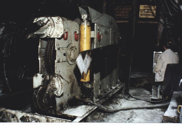 Rys. 8. Kołowrót linowy przewojowy napędu HNK-3 [12] W tabeli 1 przedstawiono dane techniczne napędów linowych produkcji krajowej stosowanych w kolejkach podwieszonych.