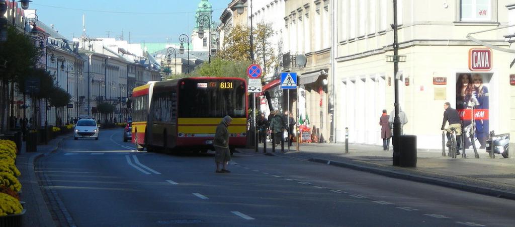 ze względu na znaczne oddalenie przejścia dla pieszych, oraz niewielki ruch