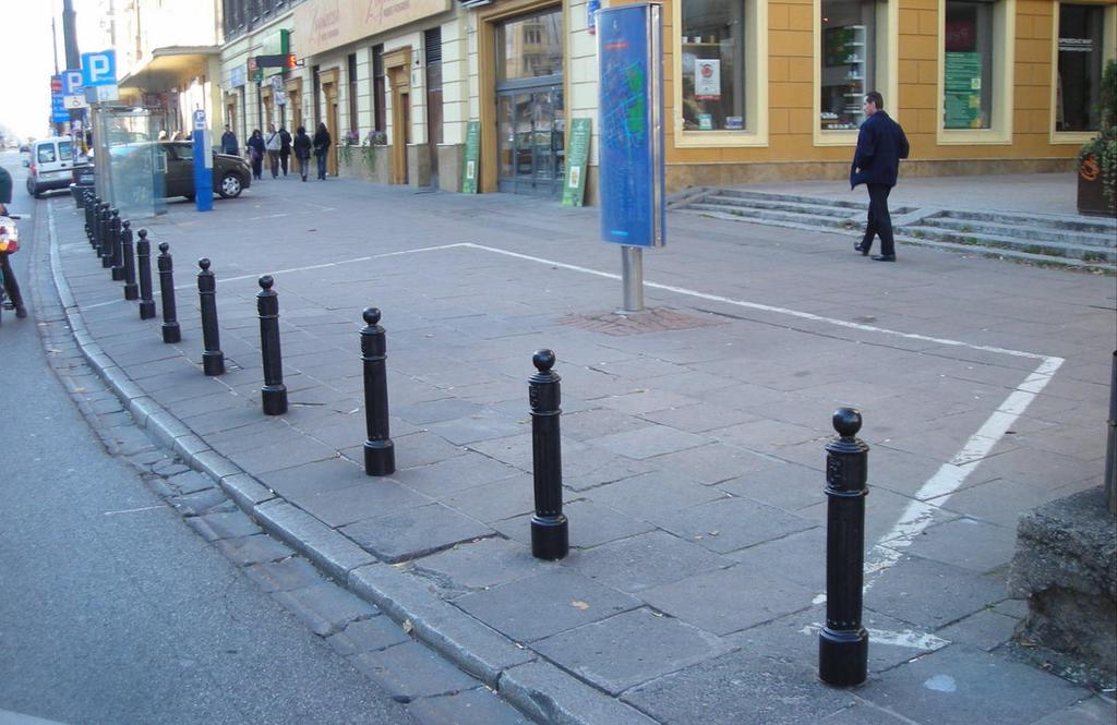 przystankiem DH Smyk a rondem De Gaulle