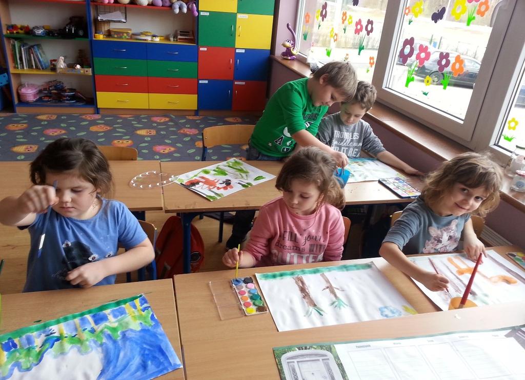 Rozmawialiśmy na temat zmian zachodzących w przyrodzie związanych z porą roku oraz zjawiskami atmosferycznymi.