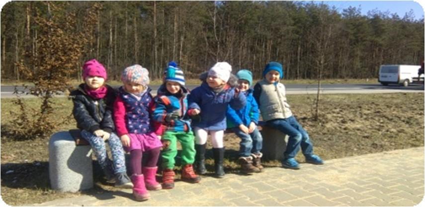 Przy okazji rozmów na temat tradycji śmigus-dyngus, przeprowadziliśmy eksperyment z wodą. Smerfy zastanawiały się, które przedmioty zatoną w wodzie, a które uniosą się na powierzchni.