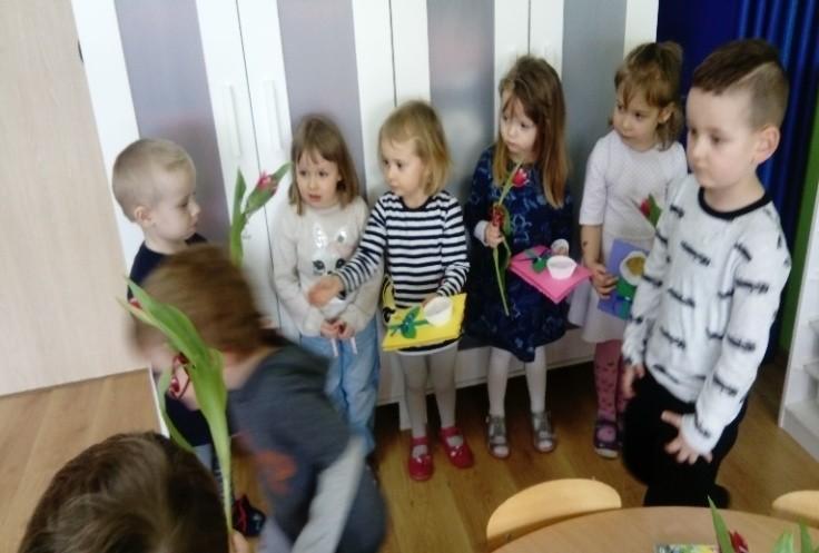 Chłopcy wręczyli również kwiaty dla swoich koleżanek z grupy. Kolejny tydzień to obserwacja warunków atmosferycznych połączonej z refleksją dotyczącą wyboru odpowiedniej garderoby.