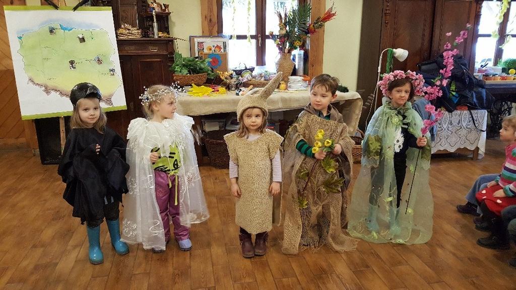 kaczkami, gęsiami, łabędziem, psami i kotami.