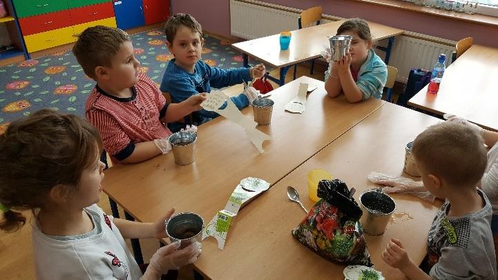 W drugim tygodniu skupiliśmy się na wiosennych kwiatach. Odpowiadaliśmy na pytanie: Co jest potrzebne roślinom do wzrostu?