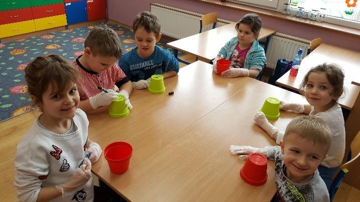 Usystematyzowaliśmy także wiedzę na temat kwiaciarni. Założyliśmy również wiosenną hodowlę: zasadziliśmy mieczyki oraz zioła.