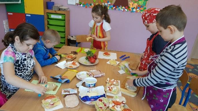 Dzieci samodzielnie stworzyły grę matematyczną, która ćwiczyła ich umiejętności przeliczania.