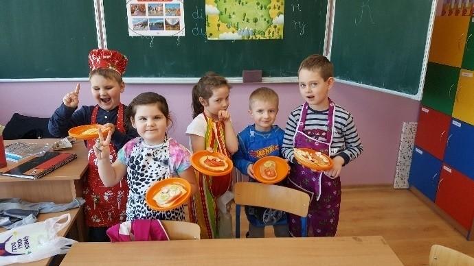 Rozwijaliśmy także umiejętność planowania i przygotowywania pracy według planu podczas robienia kanapek.