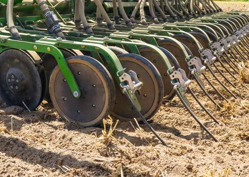 Wyjątkową zaletą jest możliwość zmiany nacisku redlic całkowicie niezależnie od nacisku zagarniacza rolkowego w zakresie od 0 do 35 kg na rolkę.